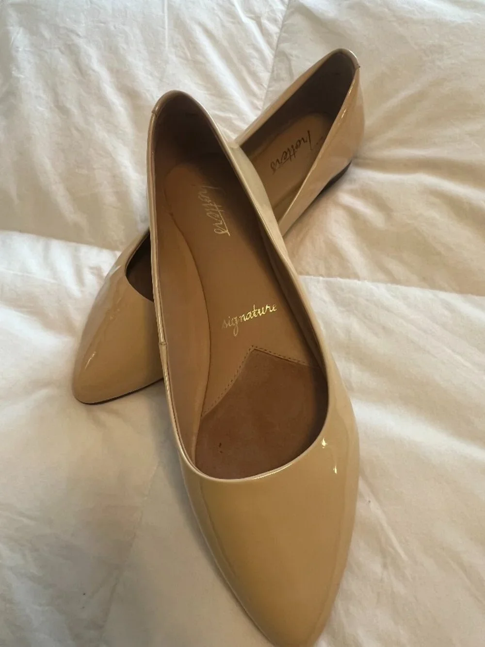 Trotters Women's Clara Tan Flat shoes